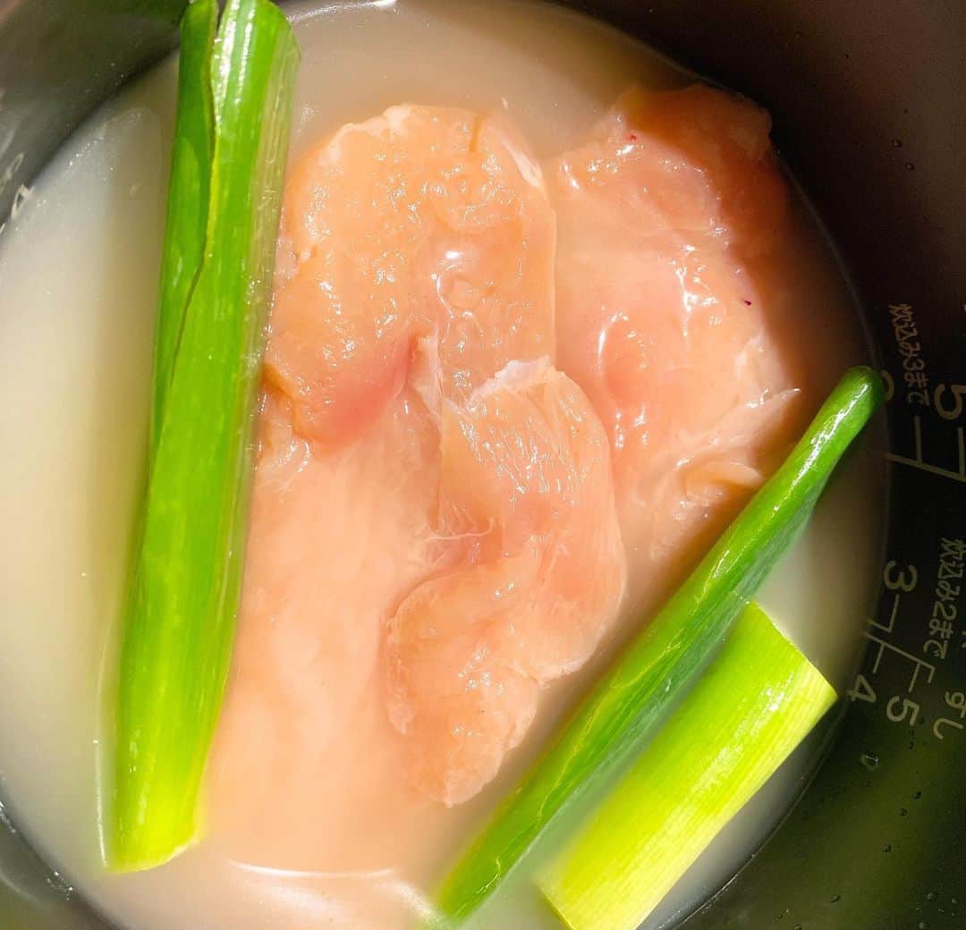 堀井亜生さんのインスタグラム写真 - (堀井亜生Instagram)「炊飯器でカオマンガイ。  帰宅時にスーパーに寄って、炊飯器に米と鶏肉とネギを入れてスイッチオンして、息子のお迎えに。  鶏がらスープとジャスミンティーで炊いたご飯はそれだけで美味しい❤️ 初めて作ったのでまだまだ改良の余地はあるけど、めちゃ簡単で美味しかったです。  息子も美味しいと言って、３人でご飯2合をぺろっといってしまいました。 もやはヘルシーではない💦  #カオマンガイ #海南鶏飯 #シンガポールライス」11月21日 1時25分 - aoi_horii