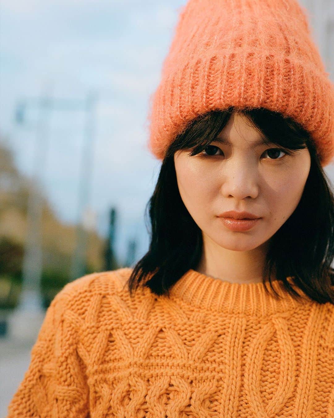 H&Mさんのインスタグラム写真 - (H&MInstagram)「Get your head in the game with a fuzzy beanie in autumn’s eternal it-colour. See the season’s best knits on #HMMagazine.  Hat: 0756687007 Orange knit: 0809757002」11月21日 1時26分 - hm