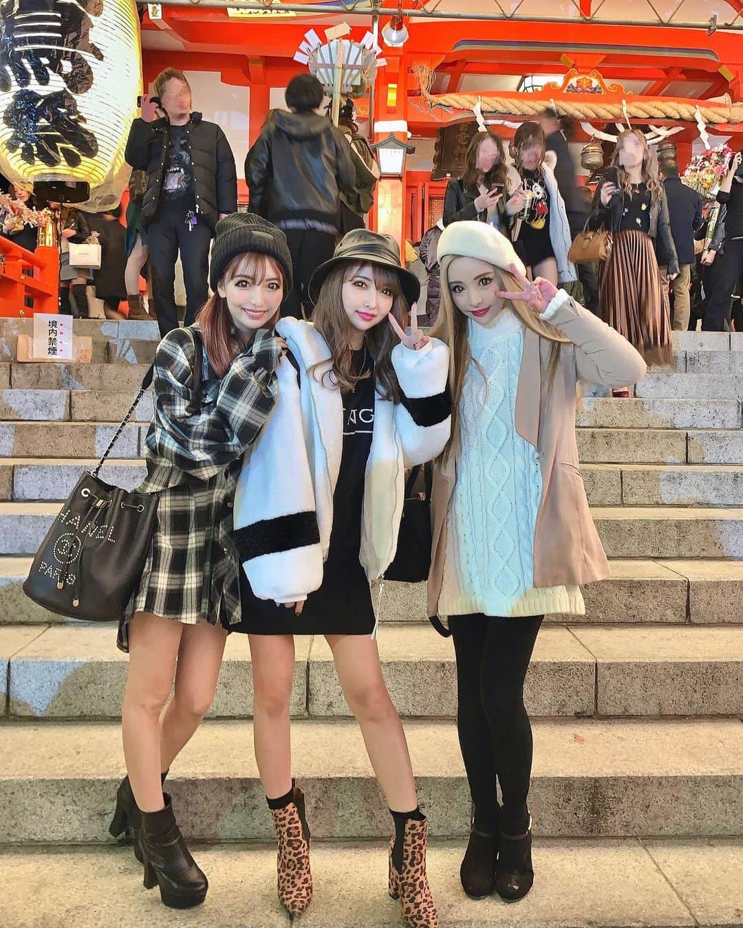 のインスタグラム：「毎年この3人での酉の市 楽しかったけど ずっとトイレ我慢してたから 膀胱破裂するかと思った😂💓笑 . 帽子/WEGO アウター/ラスボア トップス/H＆M スカート/forever21 ブーツ/forever21 . 全部プチプラコーデ🥺💓 安くてかわいいのがすきっ!! . #酉の市#酉の市2019 #新宿#楽しかった#また来年も#みんなで行こう#happy」