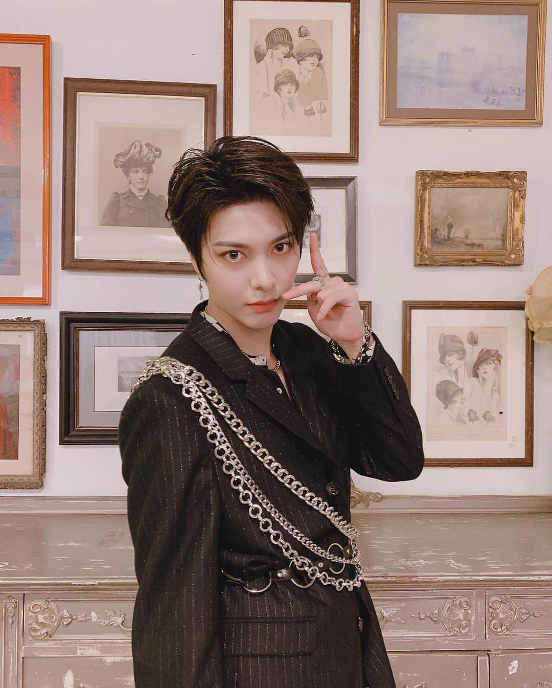 チ・ハンソルのインスタグラム：「🖤」
