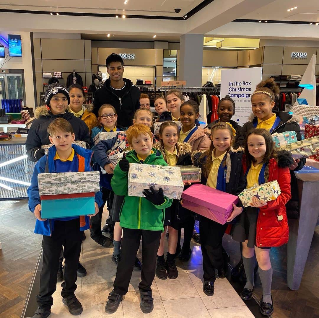 マーカス・ラッシュフォードさんのインスタグラム写真 - (マーカス・ラッシュフォードInstagram)「Amazing day seeing kids from my old primary school Button Lane getting behind #intheboxmanchester. So much kindness on show and really touched by the support ❤️」11月21日 1時33分 - marcusrashford