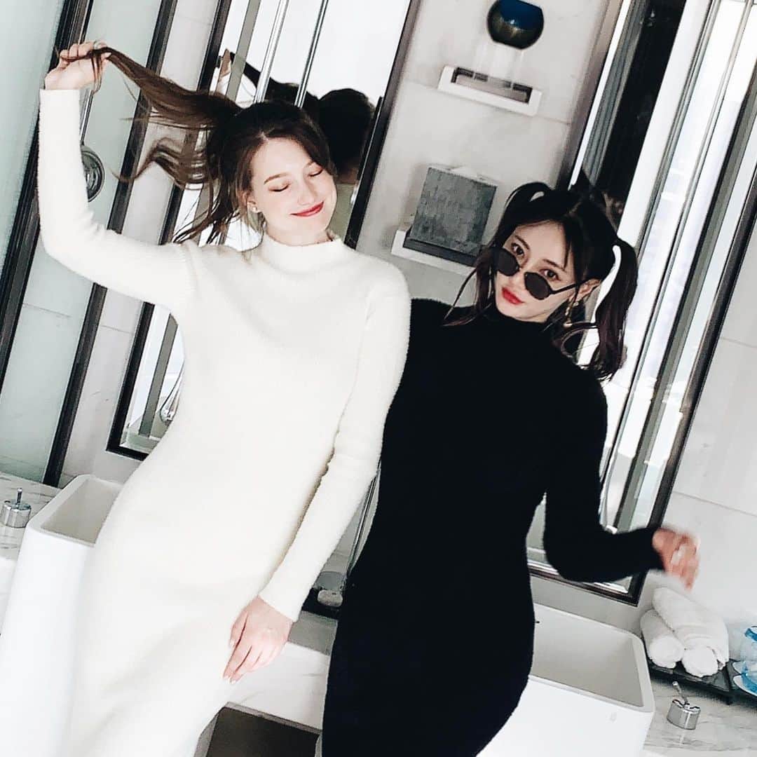 クリスティン・ウェイのインスタグラム：「This is our time @valmuer_official  #happytime #fungirl #valmuer #knitdress #pairlook #christinewei #cwfashion #クリスティンウェイ」