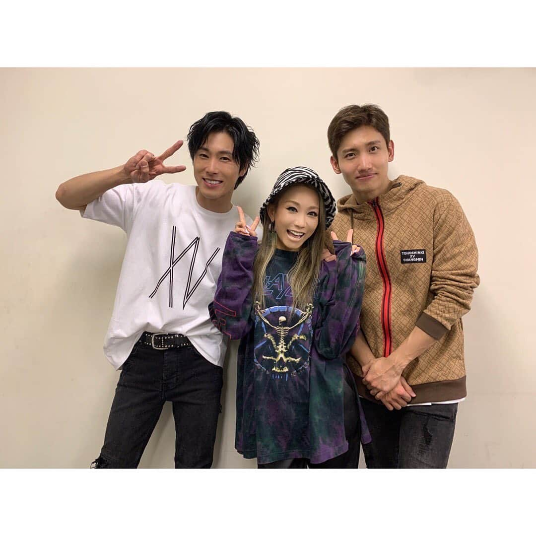 倖田來未さんのインスタグラム写真 - (倖田來未Instagram)「東方神起「TOHOSHINKI LIVE TOUR 2019～XV～」へ！！﻿ 15周年おめでとう！！﻿ 感動して泣きそうなりましたー泣﻿ てか泣いた。﻿ ここまでいろいろあったよねと。﻿ って、だれ！？！！爆﻿ 何目線やねんてはなしですが。﻿ ほんとに、いろんな変化があり、成長して、いろんな苦悩があったんだろうなと思います。﻿ ﻿ 出会ったのは「LAST ANGEL feat.東方神起」でコラボした時なので、もう12年前、、、﻿ ほんっっとに、当時と変わらない笑顔！！﻿ ﻿ 初めてドームに立ったのは倖田來未さんのライブでした。本当に感謝ですと、言ってくれたー泣﻿ 感謝って本当、大切だよねと、思い返させられたツアーでしたねー。﻿ ﻿ どんどんサウンドもビジュアルも歌声も、﻿ 大人のカッコよさに変化していって、﻿ めちゃめちゃ今回もカッコ良かったです！！﻿ ﻿ 東方神起の曲って、これまたオンリーワンなサウンドで、ダンスも最後までキレッキレで、﻿ と思ったらバラードは、ほんと心に染みるんよねー。﻿ ﻿ コンサートも、エンターテイメントであり、﻿ 全方面のお客さんの近くへ、毎回たくさんきてくれて、本当にファン想いなライブでした！！！﻿ ﻿ 私ももうすぐ20周年！！﻿ 感謝の年にしたいと思います！！﻿ ﻿ これからも、カッコいい東方神起サウンドで、お客さんを魅了し続けてください！！！﻿ ﻿ #永遠に #かっこいい #だけじゃなく #最高な人間性 #ずっと #大好きな #アーティスト #singer #dance #music #anniversary #xv #東方神起 #TVXQ #tohoshinki #동방신기 #ユンホ #チャンミン #윤호 #최강창민 #TVXQ15thAnniversary #최고예요  #kodakumi #倖田來未」11月21日 1時42分 - kodakumi_official