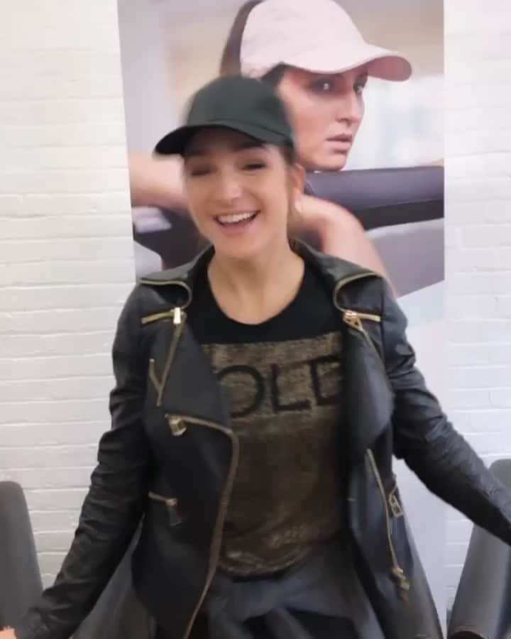 ヴィクトリア・ダフィールドのインスタグラム：「A hat I can hair flip in?? UM YES PLEASE 💁🏼‍♀️ @topknotinc  Loved meeting you ladies!! Thanks for having me! 💗」