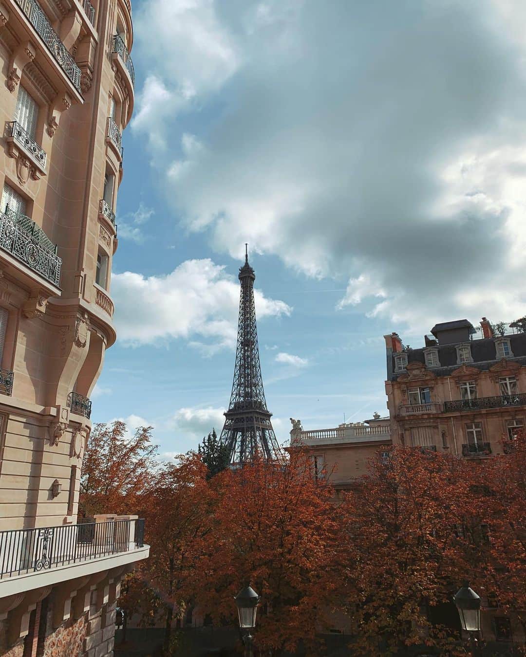 ジョアナ・サンスさんのインスタグラム写真 - (ジョアナ・サンスInstagram)「¿Vamos? @silviaboschmunoz 🥐 #paris #magical #favouritecity」11月21日 1時48分 - joanasanz
