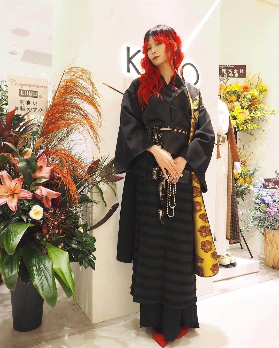 si ouxのインスタグラム：「KIIROのお着物…！！﻿ 洋服と和服のいいとこ取りみたいなブランドで、気になってたから着られて嬉しい。﻿ 渋谷PARCO店オープンおめでとうございます🎊﻿ ﻿ 着せていただいて気づいた、お着物なのに左右の腰横にシームポケットがついてて衝撃！﻿ パーティーに来てる方々、それぞれの自由な着こなしを眺めるのがおもしろかった。ミニ丈にしてみたりとか。インナーに派手タートル合わせるやつ私もやりたい。﻿ こんな自由な感じなら私も普段着物で出歩いてみたいかも。なんかやたら褒められるし…！﻿ ﻿ ﻿ 🎯﻿ 店頭にて、商品を５万円以上お買い上げの方はオリジナルモバイルバッテリーが貰えるとのことです﻿ ﻿ ﻿ #PR﻿ #KIIRO﻿ #渋谷PARCO﻿ #shibuyaparco﻿ #オトナのオンナのモードなキモノ @_k_i_i_r_o_ @parco_shibuya_official」