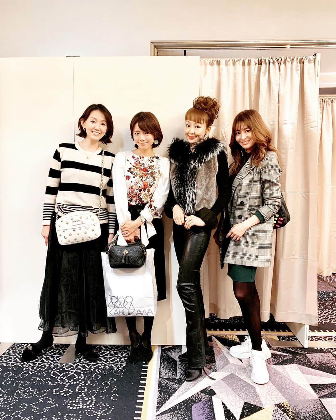 のインスタグラム：「皆様💕SUN FAIRってご存知ですか😊⁉️ 上質なインポートブランドがお買い得プライスでGETできちゃう『都会のアウトレット』です☺️ 真帆まほ💕こと女優で画家のとよた真帆さん💕 @maho_toyota から教えて頂き 新山千春ちゃん💕 @niiyama_chiharu と待ち合わせして行って参りました☺️ 釈由美子ちゃん💕 @yumikoshaku にも久々に会えましたよ☺️ サンフェアはなんと55年も続いているインポートブランドセールだけあって私も納得のいく素敵な物を購入する事が出来ました🤗 今回私はランバンやエリザベッタフランキーなどをGETしましたよ❣️ お洋服だけでなく食料品などもありオーガニックチョコレート @dolsalatokyo をCard♠️♥️に見立ててGETする事も出来たし😋大満足でした😍 次回の東京でのセールは12月28日（土）29日（日）11:00〜17:00 東京日本橋ベルサールにて開催されますよ❣️ 大阪では11月30日（土）12:00〜18:00、12月1日（日）11:00〜18:00に西梅田・ホテル阪急インターナショナル4階紫苑の間で開催されます☺️ こちらはご招待制（クローズドセール）だから行きたい方💕はご招待状のお申し込みをして下さいね☺️ ご招待状受付メールアドレスはこちらです☺️↓ sf@sunfair.co.jp ご招待状は郵送となりますので必ずお名前とご住所を記載して下さいね❣️ そして現在のサンフェアホームページはこちらです☺️↓ https://sunfair.jp/ サンフェア#ブランドセール#セール#ファッション#インポート#sunfair#sale#fashion#import#brandsale#とよた真帆 さん#新山千春 ちゃん#釈由美子 ちゃん#神田うの#unokanda#お買い物#shopping#チョコレート#オーガニックチョコレート#オーガニック#chocolate#organic#organicveggies chocolate」