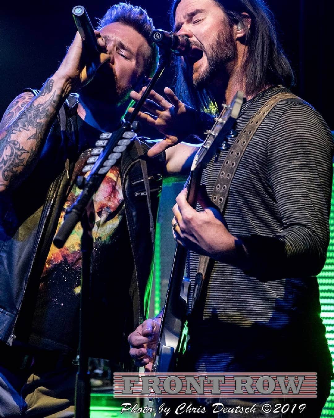 ヒンダーのインスタグラム：「I'm living life with no regrets They're on their way but ain't here yet I just left Las Vegas in bad, bad shape I only call home if I get the chance Every other night a new romance Wake up, just in time to miss the day And I'm talking to the man in the mirror And I think I heard him say... WHATCHA GONNA DO? 🎶🎶🎶 📸: Front Row Concert Photos」