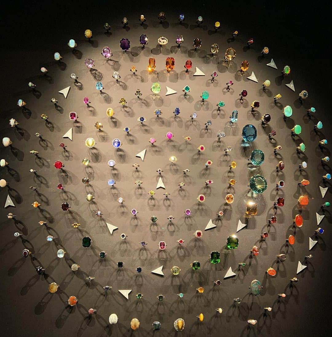 ブルックグレグソンさんのインスタグラム写真 - (ブルックグレグソンInstagram)「An exceptional collection of gemstones donated to the V and A museum in 1868. I spot some of my favorite gemstones....there is even a natural trapiche emerald in there! 💎🌈✨ #townshendcollection #victoriaandalbert」11月21日 2時07分 - brookegregson
