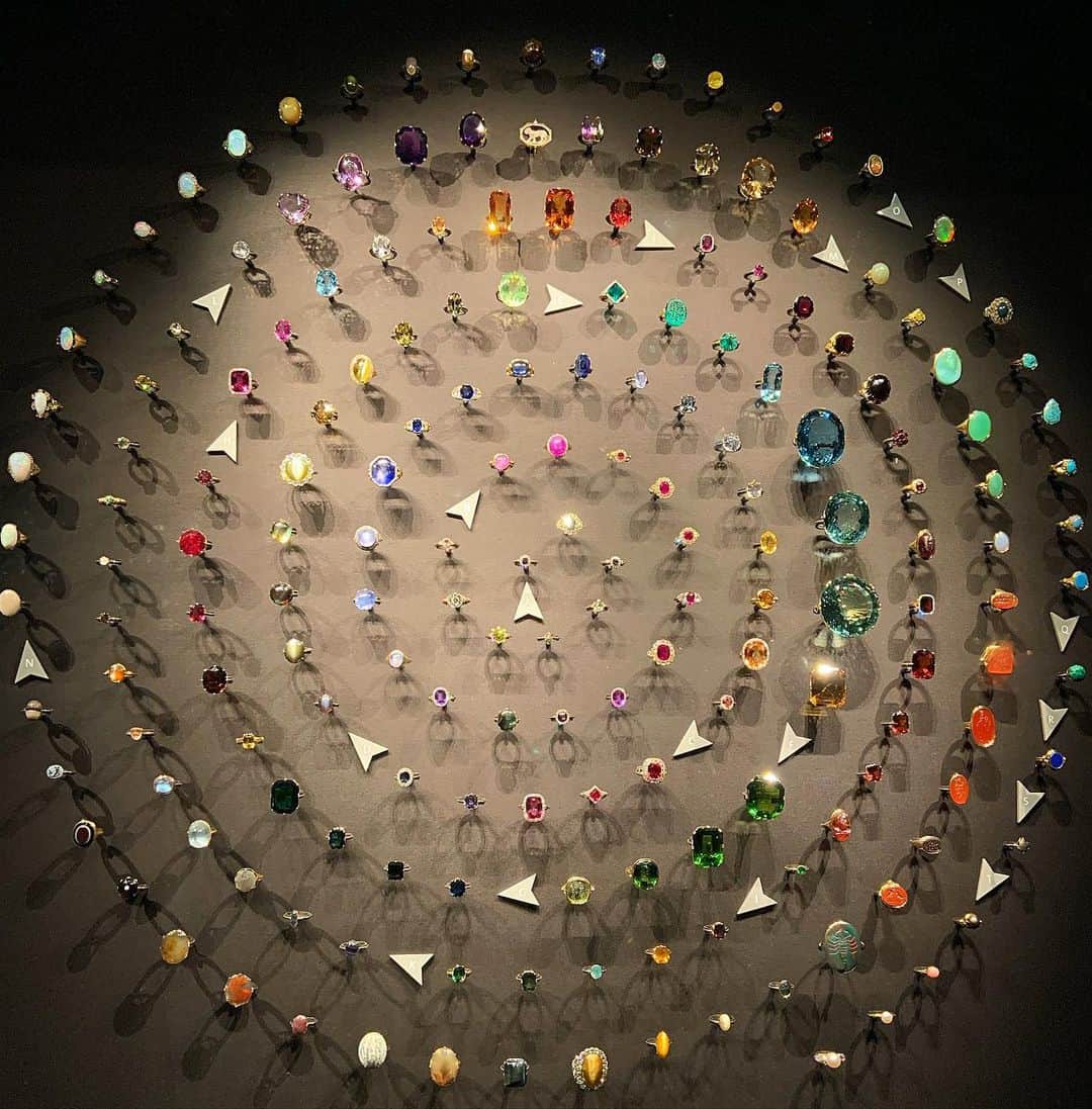 のインスタグラム：「An exceptional collection of gemstones donated to the V and A museum in 1868. I spot some of my favorite gemstones....there is even a natural trapiche emerald in there! 💎🌈✨ #townshendcollection #victoriaandalbert」