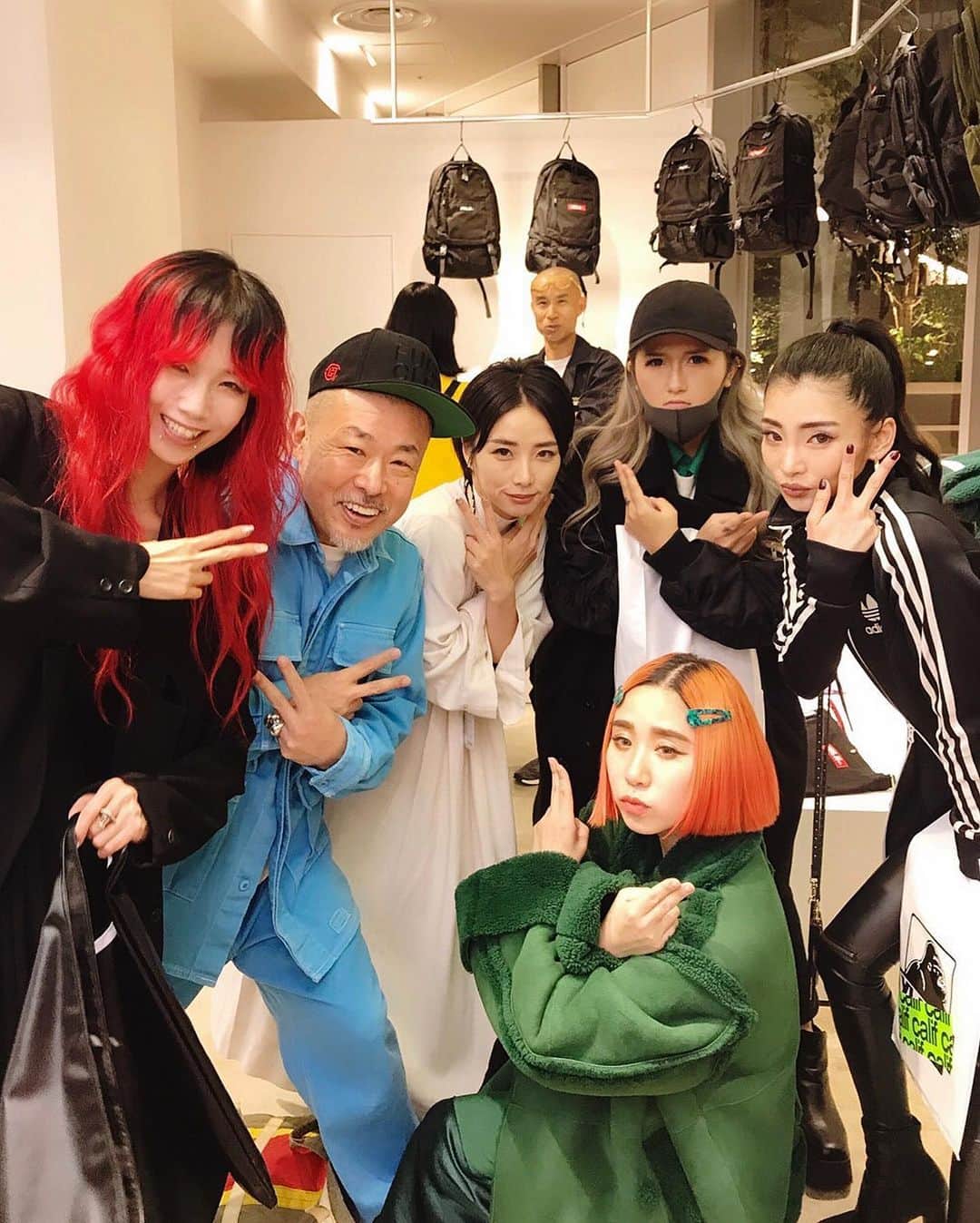 si ouxのインスタグラム：「ギャルたち！ #califshibuya」