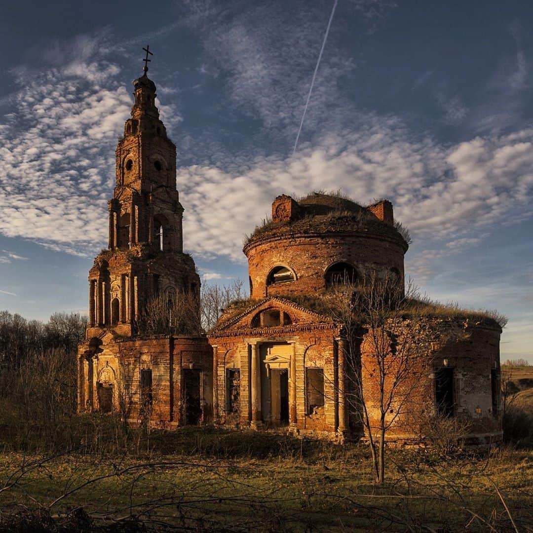 Abandoned Placesさんのインスタグラム写真 - (Abandoned PlacesInstagram)「The abandoned church of Theodore Studio in the village of Staroe. Photography by @anna_korob_」11月21日 2時17分 - itsabandoned