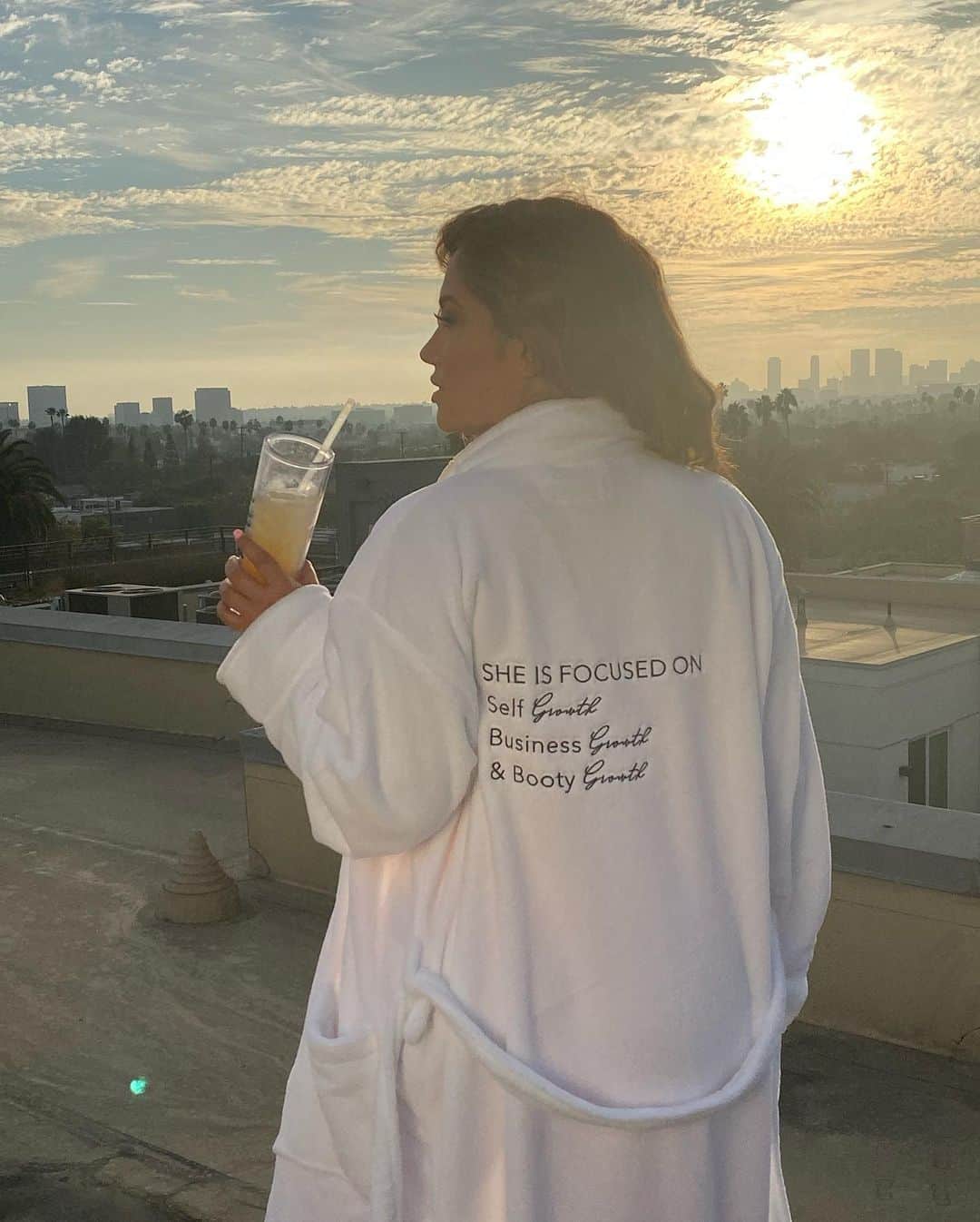 ジェシカ・バーチアーガのインスタグラム：「Today’s weather will have me in this robe all day today 🥰🌦 Comfy plush robe w the cutest messages by @latradingco x @melissamolinaro  Swipe 👈🏽」