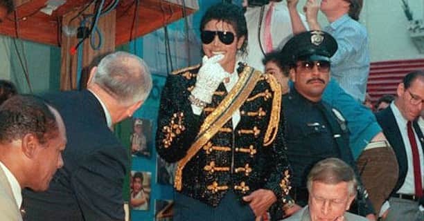 マイケル・ジャクソンさんのインスタグラム写真 - (マイケル・ジャクソンInstagram)「Hollywood became Michael’s town on November 20, 1984. The city honored Michael with a solo star on the Walk of Fame. Mayor Tom Bradley declared “Michael Jackson Day.” Over 6000 fans blocked Hollywood Boulevard. All for the love of Michael. #MJForever」11月21日 2時25分 - michaeljackson