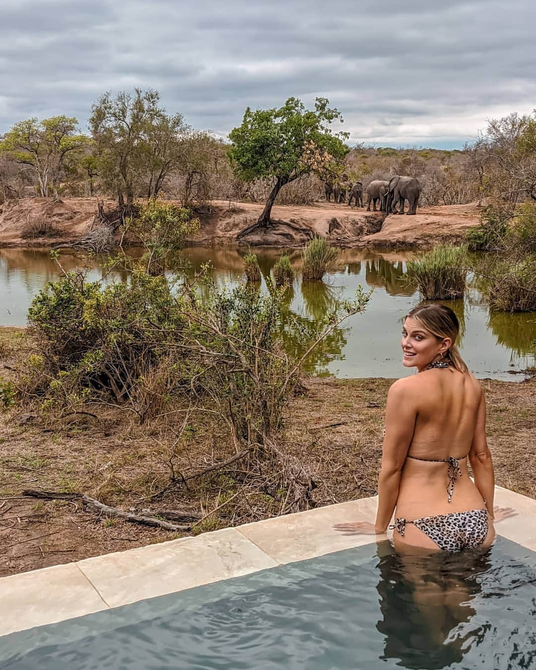 Ashley Jamesさんのインスタグラム写真 - (Ashley JamesInstagram)「Best day ever!! 🐘❤️🇿🇦 Imagine we were chilling at our room in @royalmalewane just about to get ready to go on our afternoon game drive and a huge herd of elephants came right outside our room to get water. Naturally I grabbed my camera, stripped off my clothes and jumped in the pool! 😆🙌 Lots of people asking about how I take my photos... I mean, I'm no David Yarrow, but all the photos and videos are on my @googlepixel 4 (it's the best phone ever and soon you'll all have on, don't @ me), and all the images and videos where the animals look really close up (like images 2, 3 & 4) are on my @olympusuk PEN-F using a 75-300mm lens. 📸 #safari #elephants #krugerpark」11月21日 2時27分 - ashleylouisejames
