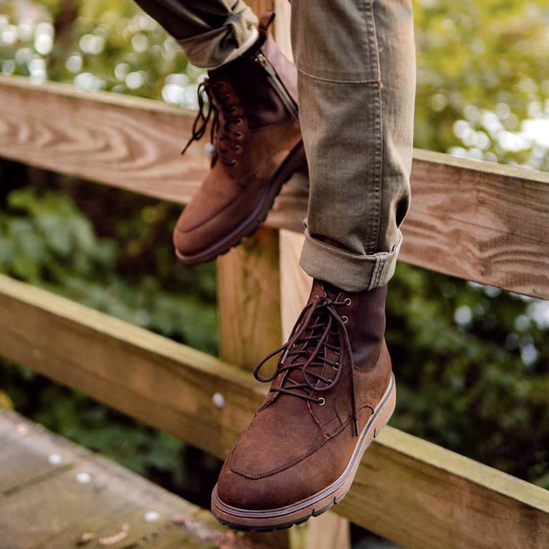 スイムズのインスタグラム：「Surprisingly light + flexible, our Motion Wing Tip boot welcomes the fall weather with style + ease. 📸: @bchanism #shoesoftheday #boots #mensstyle #fall2019」