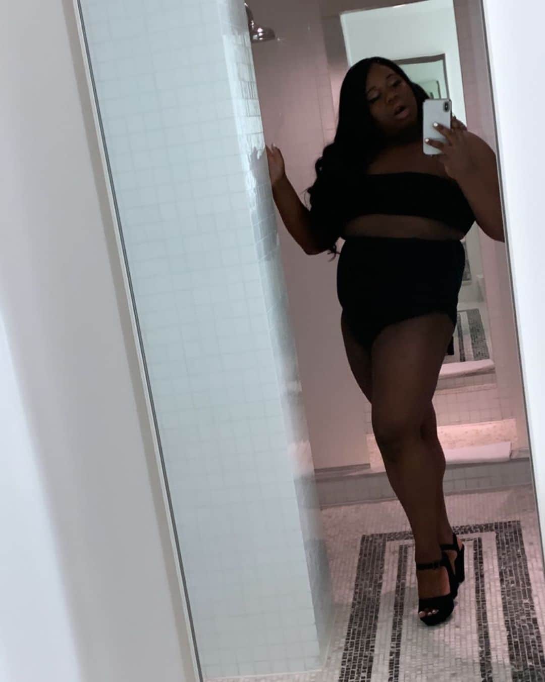 アレックス・ニューウェルのインスタグラム：「Don’t @ me... still over here obsessed with me!!!! #bodypositive #ifyouseenitstilllikeit」