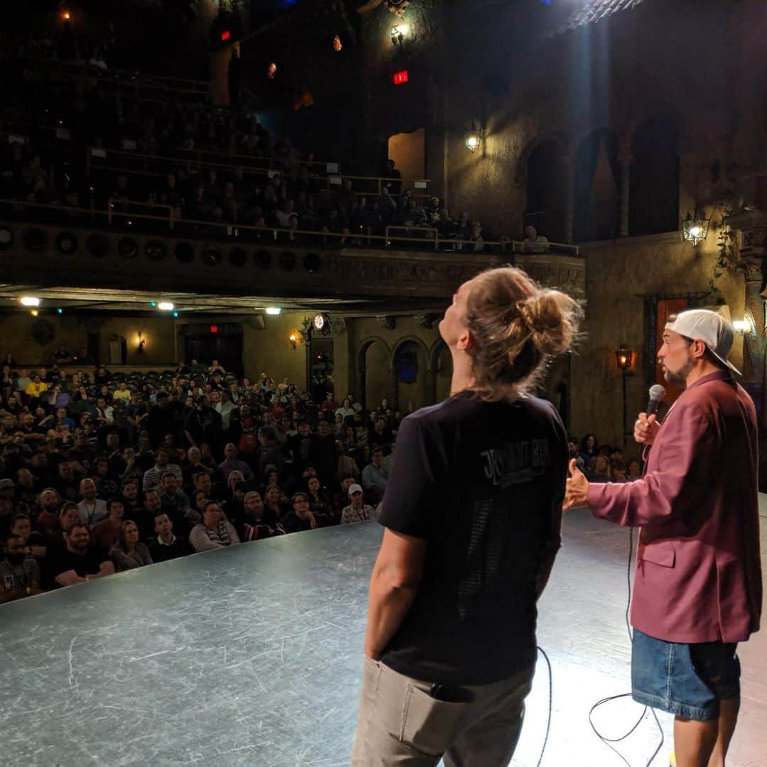 ケヴィン・スミスさんのインスタグラム写真 - (ケヴィン・スミスInstagram)「The #florida stops on our cross-country @jayandsilentbob #rebootroadshow Tour introduced my Mom and a Prom Bus into the road games! After a sold out show at the @hardrockorlando, Mom took the drive with us to the @tampatheatre - where @chrisjerichofozzy, his lady, and his friends joined us for a killer, sold out screening! Then, Mom, @jaymewes, @joshroush, @livroush & I piled into a Party Bus we rented, complete with driver. Before we left #tampa, we stopped at an all-night @walmart, where #jasonmewes & I bought 6 body pillows, 4 regular pillows, blankets and cushions for the 8 hour midnight drive to #chattanooga! My Mother was in Heaven, scarfing down @hersheys the whole ride and giggling with Jay. Before she passed out from a sugar high, Mom said she felt like she was in a band. Considering we were a Mom and some kids on a bus? That night, we were practically the #partridgefamily! Thank you to everyone who joined us on the #jayandsilentbobrebootroadshow Tour: because of your support, I not only get to pay back my investors, I also get to do memorable shit like this with my almost-74 year old Mom. And the#rebootroadshow rolls on... #KevinSmith #jayandsilentbob #jaymewes #chrisjericho」11月21日 2時45分 - thatkevinsmith