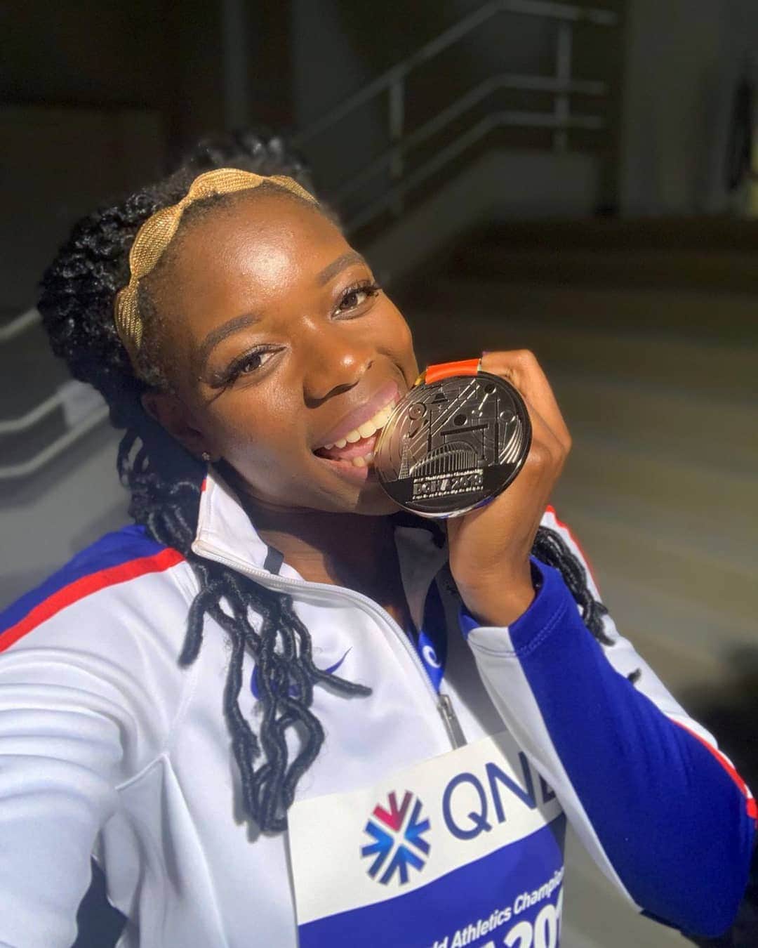 アシャ・フィリップのインスタグラム：「If you're hungry for success, you have to be willing to put yourself out of your comfort zone and chase it...🥇🏃🏾‍♀️ . . We can't change the past or control the future, but we can OWN the present! . . #AlwaysLearning #WednesdayWisdom #Mindset」