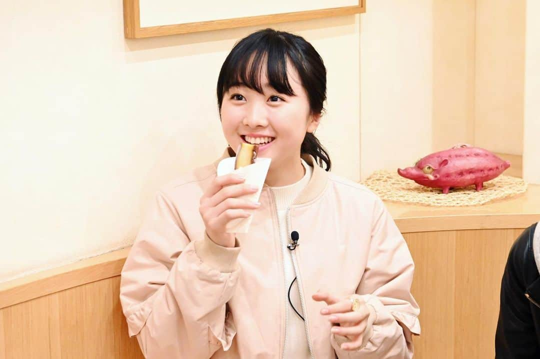 日本テレビ「おしゃれイズム」さんのインスタグラム写真 - (日本テレビ「おしゃれイズム」Instagram)「. 今週は本田望結さん😻 何を食べているかと言いますと… 焼き芋🍠🍠です☺︎ スケート⛸も大忙しの季節⛄️ 大好きな焼き芋を堪能してください😻 #おしゃれイズム　#銀座　#焼き芋　#ロケ」11月21日 3時13分 - oshare_clip_ntv