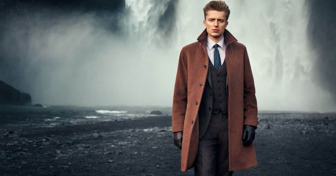 ギーブス&ホークスのインスタグラム：「Just landed in store and online this single-breasted overcoat is cut in a luxurious blend of wool and mohair with a soft, warming texture. It features a number of subtle design details like a fly-front, side slip-pockets, traditional Savile Row raised seams and split-raglan sleeves. These are conventional in-side sleeves at the front, but sweeping raglan sleeves from behind, which helps the coat to sit smoothly over tailored jackets or chunky knits.」