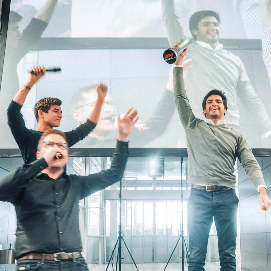 F1さんのインスタグラム写真 - (F1Instagram)「The silverware comes home to @mclaren HQ 🧡 . 📸 x McLaren's Twitter 🐦 . #F1 #Formula1 #BrazilGP #Celebrations @carlossainz55 @landonorris」11月21日 3時11分 - f1