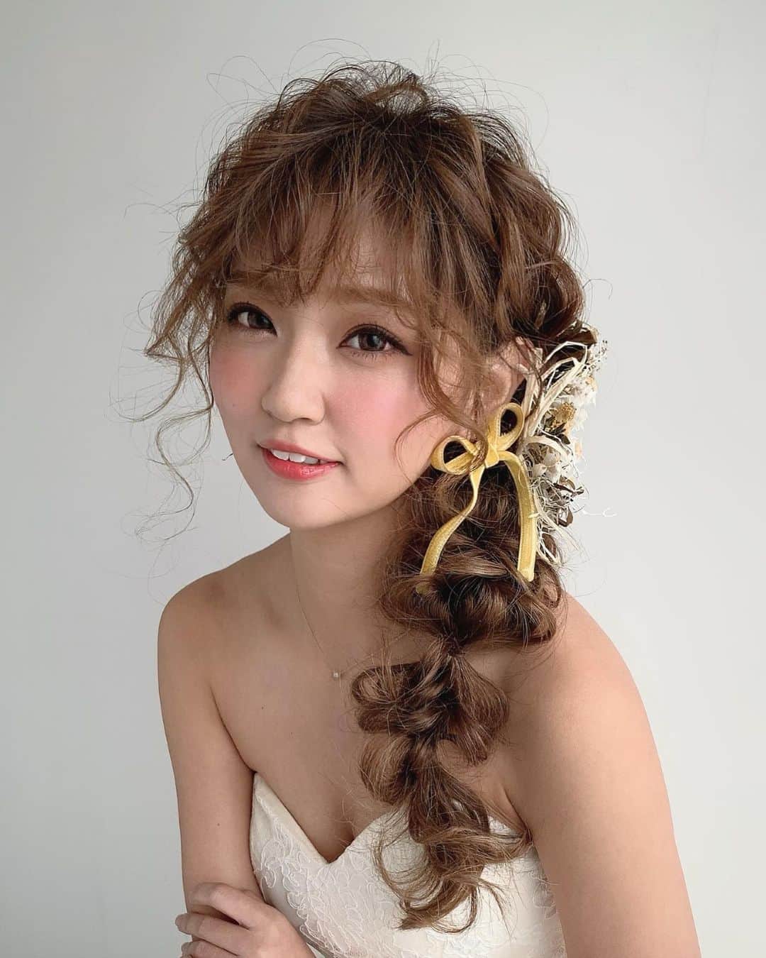のインスタグラム：「@rabichepow.bridal  RabichePow Bridal . 来年😊3月以降の受付開始しております❣️ . よくご質問頂く内容をまとめさせていただきます。 . 出張ヘアメイクのみ各スタイリスト DMでも承っておりますが 通常予約はホットペッパーのネット予約 または直接お店へのお電話で承ります。 . ブライダルでの出張ヘアメイクの 指名予約は半年前に確定させて頂けますが それ以上先の指名は仮予約のみお取りできます💙 (半年前にはスタイリスト確定しております。) . 指名無しの場合は1年前でもご予約可能です。 . @carrot.cake_rabichepow  キャロットケーキ ヘアアクセサリーは不定期で販売もしておりますが ラビッシュポーでの出張ヘアメイク シープアムーでのフォトウェディングをご利用のお客様のみ レンタルや、セミオーダーでの制作を承っております。 . スタイリスト業を本業としております為 制作数に限りありますが、 スタイリストが作っているというメリットとして ラビッシュポーのヘアアレンジとの相性は抜群ですし 他では使用できない特別なものを ひとつひとつ大切に作っておりますので それ以外の方にヘアアクセのみのご提供は出来兼ねますが ご理解頂けると幸甚です。 . DMでのご質問が同じ内容が多いので こちらで返信に代えさせて頂きますがご了承下さい😊 今後とも宜しくお願い申し上げます。 . #rabichepow#sheepamu #photo #studio #wedding #hairmake」