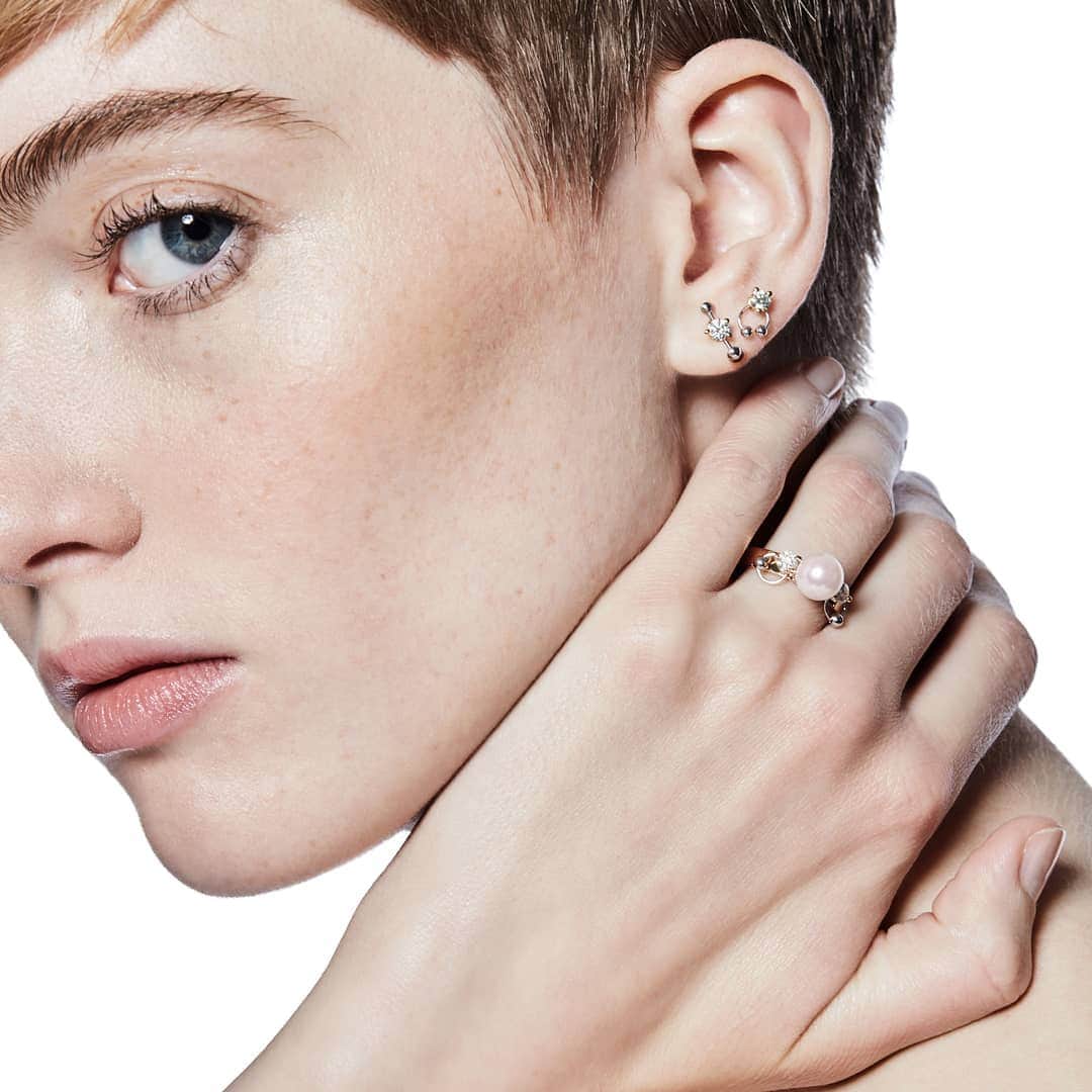 のインスタグラム：「"MOM CAN I PIERCE MY DIAMOND?" . - TWO in ONE collection FW19 - Punk and classic aesthetics melt together in bold yet harmonic contrast, becoming a unique expression of contemporary style and elegance that displaces traditional jewelry codes. . Two becomes one and one becomes two. . Photo @mattiazoppellaro Model @ruthnotmay   #delfinadelettrez  #ADVFW19  #twoinonecollection」