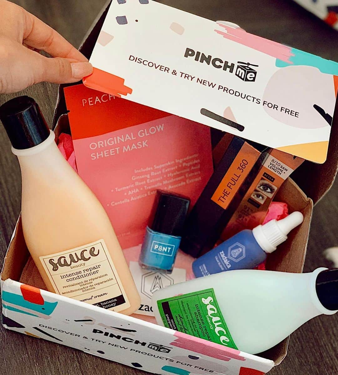 Alexa Collinsさんのインスタグラム写真 - (Alexa CollinsInstagram)「All of these contents in my @pinchme beauty box are making me smile! Check out my tags! #no7usa #peachandlily #choosep8nt #haircareforfoodies #pinchfluence」11月21日 3時25分 - alexacollins