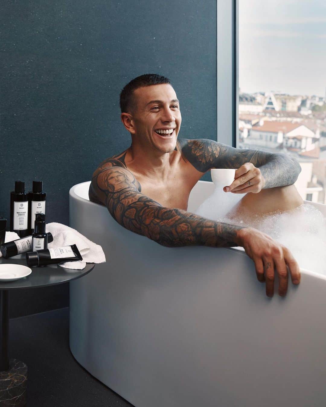 フェデリコ・ベルナルデスキのインスタグラム：「Prendersi cura del proprio corpo è fondamentale per il recupero fisico e il benessere mentale  @womo_official #womomilano #menssanaincorporesano #adv」