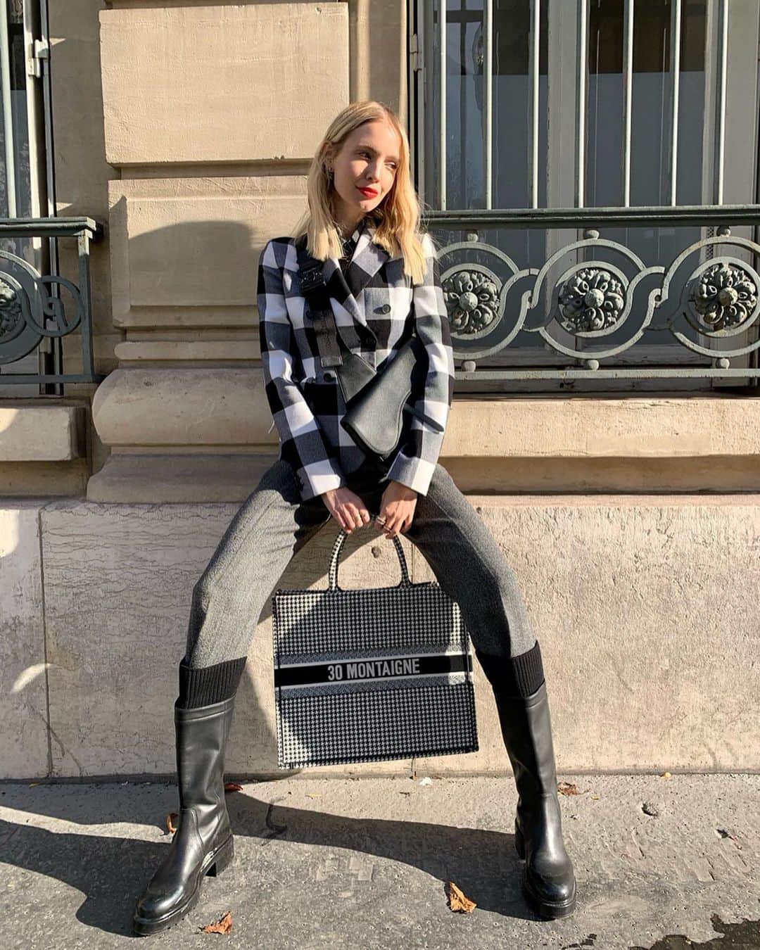 レオニー・ハンネさんのインスタグラム写真 - (レオニー・ハンネInstagram)「No autumn without @dior. ▪️▫️ Anzeige/Ad These season‘s favourites: chunky boots, checked patterns, Dior Men (it’s Alex‘s saddle bag!) and vinyl logo jackets! What’s your favourite piece? #Dior #dioraw19 #paris」11月21日 3時29分 - leoniehanne