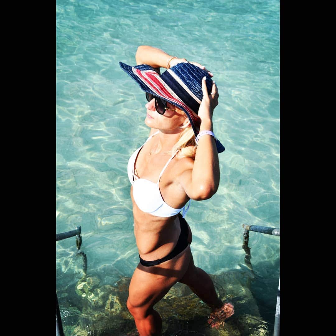 ユスティナ・シュエンテさんのインスタグラム写真 - (ユスティナ・シュエンテInstagram)「Chill💙🏝 #miss #holidays #africa #sea #relax #bikini #hat #sunglasses #happy #justmemories」11月21日 3時35分 - justyna.swiety.ersetic