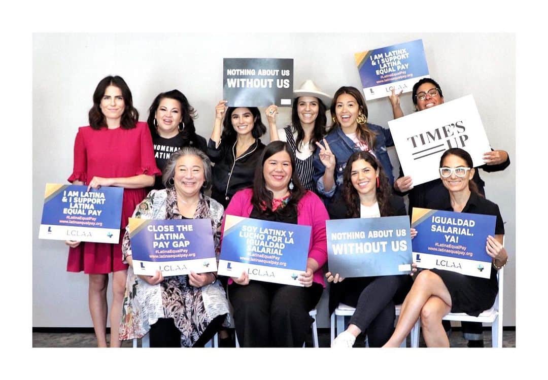 カーラ・ソウザのインスタグラム：「Latinas have to work 23 months to make what white men earn in 12 months. We #DemandMore. Thank you to my friend @activistmonicaramirez for creating this national day of action. Join the fight for pay equity with @TIMESUPNOW @thelatinxhouse #LatinaEqualPay  #TIMESUPPAYUP!」