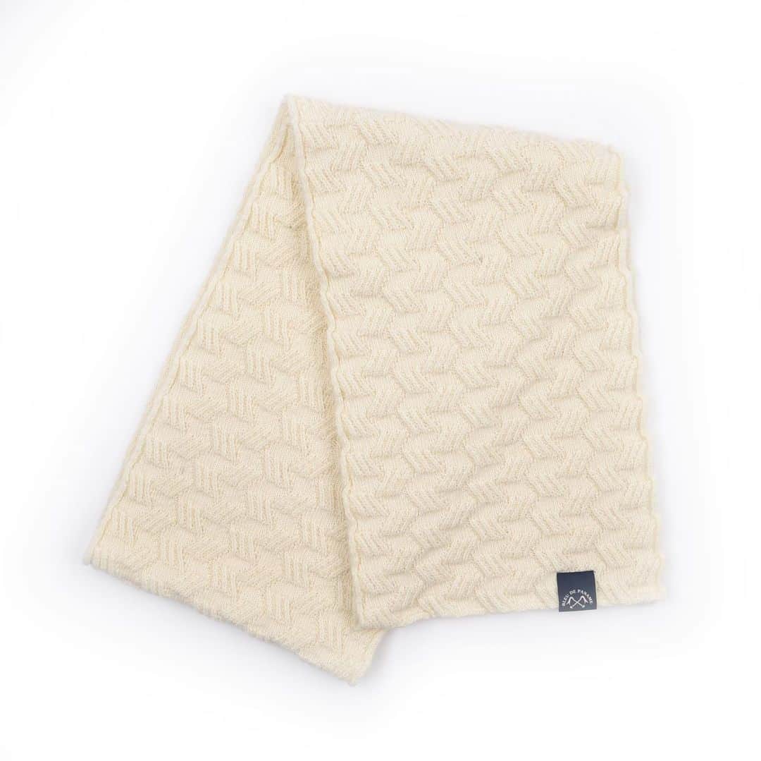 のインスタグラム：「🆕 Écharpe ( laine Shetlands 🐑 ) Cette saison la gamme de tricot BDP puise inspiration des motifs issus des plaques antidérapantes de la capitale. Made in France 🇫🇷 🏭 #bleudepaname  #madeinfrance #bdpfw19 #bdp10 🍂❄️」