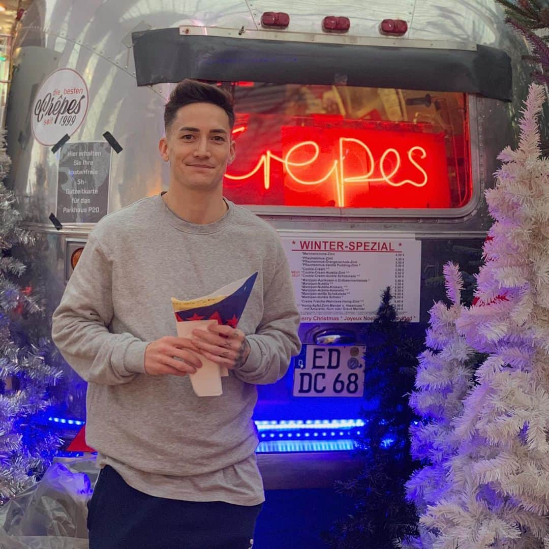 マゼル・ニューエンのインスタグラム：「I just love Christmas market season!  What do you like on your crêpe?✌🏼 #christmasmarket #munich #crepes #freetime #gymnastics #themarcelnguyen」
