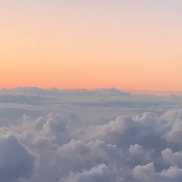 ランドリー・ベンダーのインスタグラム：「Live from the sky!!! ⛅️🧡🙏🏼」