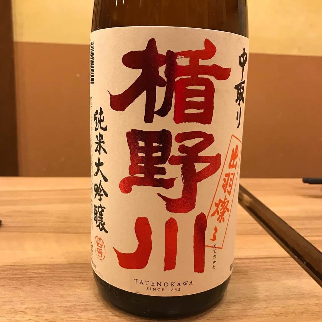 鶏魚 谷町のインスタグラム：「鶏魚です！しーちゃんです🎶 美味しい日本酒を用意してお待ちしております♡ #楯野川 #日本酒女子 #鶏魚 #大阪 #谷町四丁目 #駅近 #セルフ飲み放題 #地域最安値 #コース #座敷 #個室 #貝盛り放題 #ガンガン焼き #あさり #はまぐり #ホンビノス貝 #牡蠣 #さざえ #飲み会 #女将」