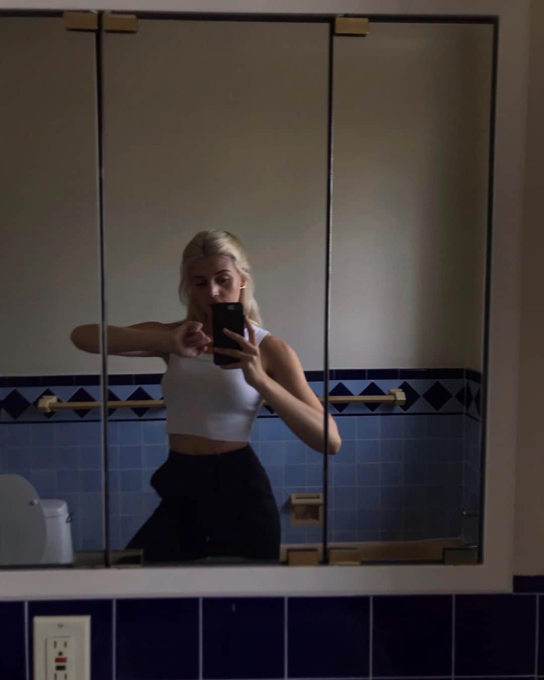 のインスタグラム：「Zoom tap pull-down chic, don’t @ me」