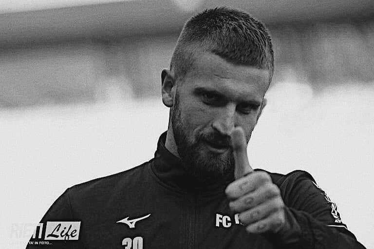 ニコロ・ジリのインスタグラム：「...⏳⚽️」