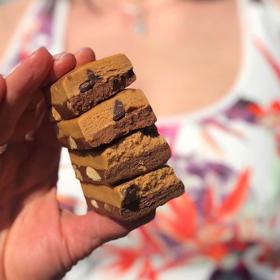 questnutritionさんのインスタグラム写真 - (questnutritionInstagram)「Have you tried Peanut Butter Brownie Smash? Half PB, half chunky brownie smashed together with 20g protein, 6g net carbs, 2g sugar, & 14g fiber. 🤜🤛」11月21日 4時16分 - questnutrition