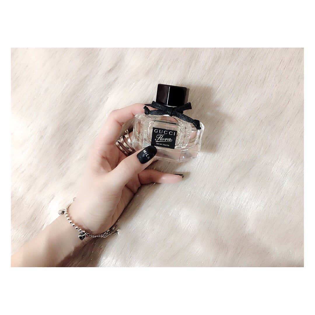胡桃兎愛のインスタグラム：「new.. とてもお気に入りだったmiumiuの香水が残り僅かになってきちゃったので、新しく香水を新調しました ネイルは気分で久々にブラックに、、！左手はマット右手は艶ネイルの左右違うデザインで左手の親指には大きな黒のハートの上にMILKの文字を、右手のハートはBABYといれてもらいました！ 見えてないけど薬指にはハートのスタッズもついてて今回もとても可愛いネイルになったよ❤︎ #kuruminonail」