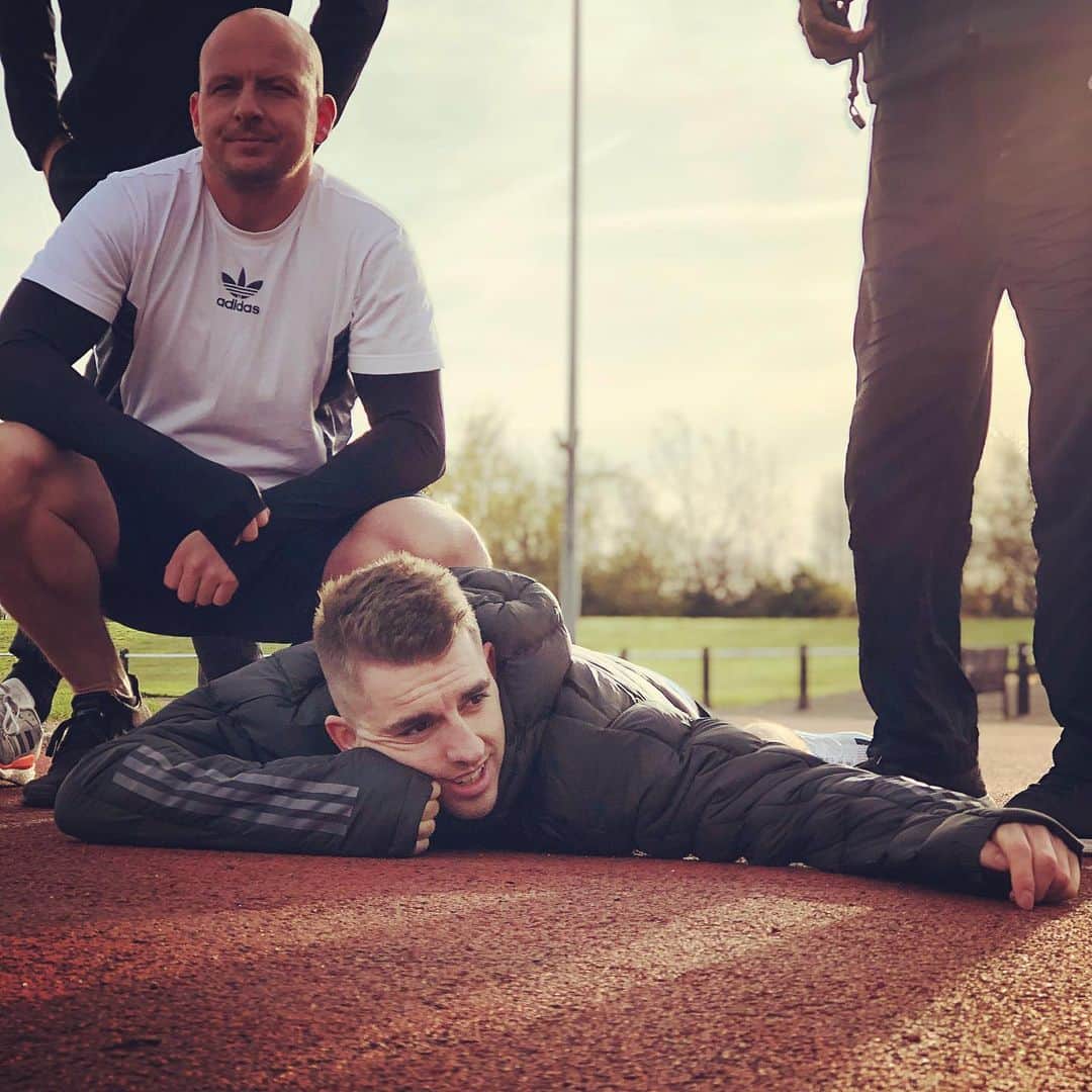 のインスタグラム：「Hard session today!!!! Just me flat out exhausted on the floor though 😂. Either I worked the hardest or everyone else is fitter than me lol 😂 what do you think? @scotthann @reissbeckford @jaythompson_96」