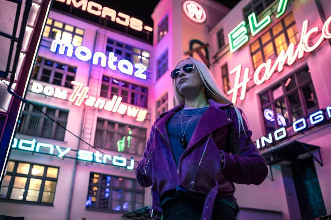 アガタ・フォルカシェブイチのインスタグラム：「Neat 💁🏼‍♀️ #polishgirl #blonde #neons #swag #glasses #photoshoot #yolo #ootd #ootdfashion #fashion #stylish #instaswag #neat #toocoolforschool #neony #rynek #bynight #city #highlights 📸@halinkaninka」