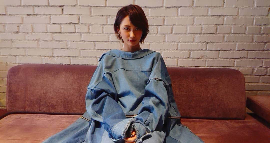 のインスタグラム：「💙 最近お気に入りのデニムコート。 撮影やライブの時も衣装の上からガバッと着れるからめっちゃ使いやすいんす(ฅ'ω'ฅ) ※ちなみに写真は前後ろ逆に着てます。 これで安心して衣装着たままご飯も食べられます🍴✨笑 ・ ・ #pameopose #デニムコート  #便利で可愛い #真顔でガン見」