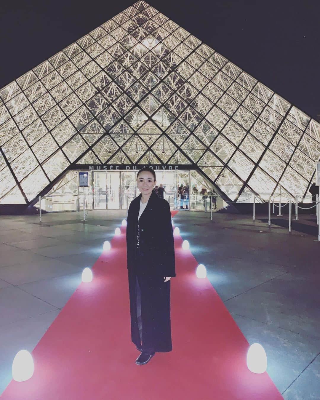 河瀬直美さんのインスタグラム写真 - (河瀬直美Instagram)「ルーブルのピラミッドを創った偉大なる建築家のイオミンペイさん。今年の春に逝去され、シラク大統領と共にオマージュ…新しいフランスを創った人達…あれから30年のメモリアル晩餐会に招待されてお出掛けしました。  ダビンチ…天才とはこうゆう人のことを言うのだな…と、500年前のフィレンツェに想いを馳せる…プライベートツアー鑑賞はとても素晴らしい体験でした！ 1月末までチケット取れないんだって⁉︎ A great architect Ieoh Ming Pei, who was designed the Louvre Pyramid.He was passed away this spring. it's paying homage to him and the President of France Jacques Chirac.  They were made a new France... I went to the memorial dinner party after that 30 years.  Leonard de Vinci, he is a genius I would say that. I was thinking at the Florence about 500 year ago. It was a great private tour, i had a really good experience. The ticket already sold out till end of January.  #agnès b #Alain Ducasse  #louvre  #お洋服は #アニエス・ベー #お食事は #アランデュカス」11月21日 4時47分 - naomi.kawase