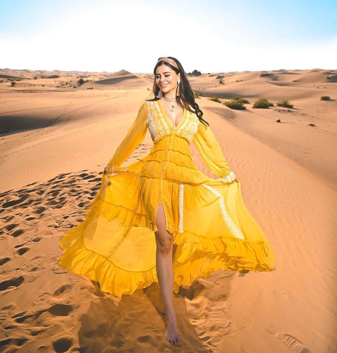 のインスタグラム：「Take only memories leave only footprints 👣 ...the last few weeks in Dubai & Abu Dhabi felt straight out of a dream 🌙☁️」