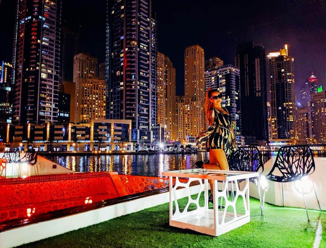 荒木さやかさんのインスタグラム写真 - (荒木さやかInstagram)「amazing view💫 where is me? 何度来ても桁違いな国😂 #amazing #nightview #cruising #DJ #Dubai #ドバイ」11月21日 4時54分 - araki_sayaka