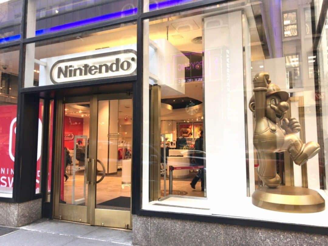 ネット専用海外旅行保険たびほのインスタグラム：「Nintendo New York 実物大??のキャラクターと記念撮影、大画面でのプレイ体験、歴代ゲーム機の展示、グッズ販売など、かなり楽しめる観光スポットです🎮 . ニューヨーク旅行の際に是非行ってみてください😃😃😃 . #任天堂の日 #イーブイの日 #任天堂 #nintendo #nintendoswitch #nintendoswitchlite #nintendonyc #nyc #newyork #マリオ #ニューヨーク #海外旅行 #tabiho #たびほ #旅スタグラム #旅行好きと繋がりたい #ゲーム好きな人と繋がりたい #中の人k」