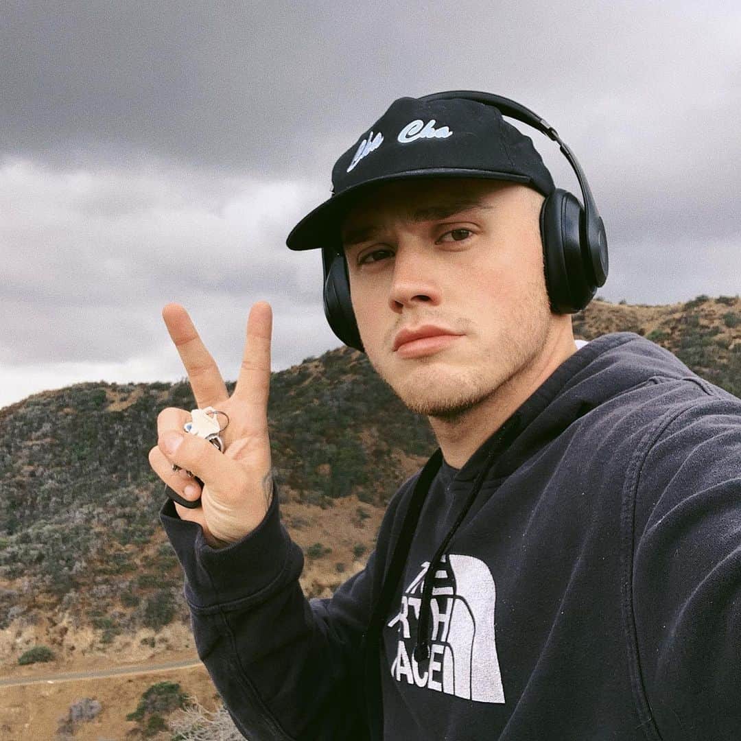 ブランドン・シェイアのインスタグラム：「Anyone else self sabotaging their life like crazy rn, or is it just me? 😖」