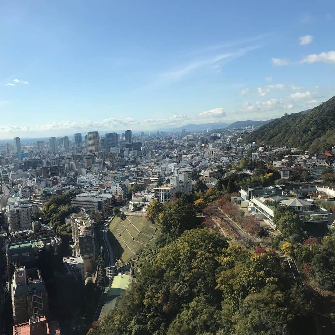 潮田玲子さんのインスタグラム写真 - (潮田玲子Instagram)「おはよーin 神戸。 美しい街だなーと改めて感じます💓 そんなに所縁のない場所だと思ってたけど、大阪に住んでた頃、休みがあったら神戸、三ノ宮なんかに結構行ってたの思い出しました。 MOSAICの花火大会とか浴衣着て見に行ったなーってほんと若かりし頃の思い出😍💓笑 今日はINAC神戸の杉田妃和選手の取材です⚽️ 福岡県北九州市出身の杉田選手、なんか勝手に親近感😍笑 どんな方なのか、会えるのが楽しみだ〜😍 お天気も良くて最高😆🙌 皆さんも良い一日を〜  #神戸 #何年ぶりかな  #休みがあれば来てた場所 #丘の上でランチしたあの店 #どこだったけかな🤨 #20代前半の思い出 #それなりに楽しかったけど #やっぱ大変な時期だったな笑」11月21日 10時35分 - reikoshiota_official